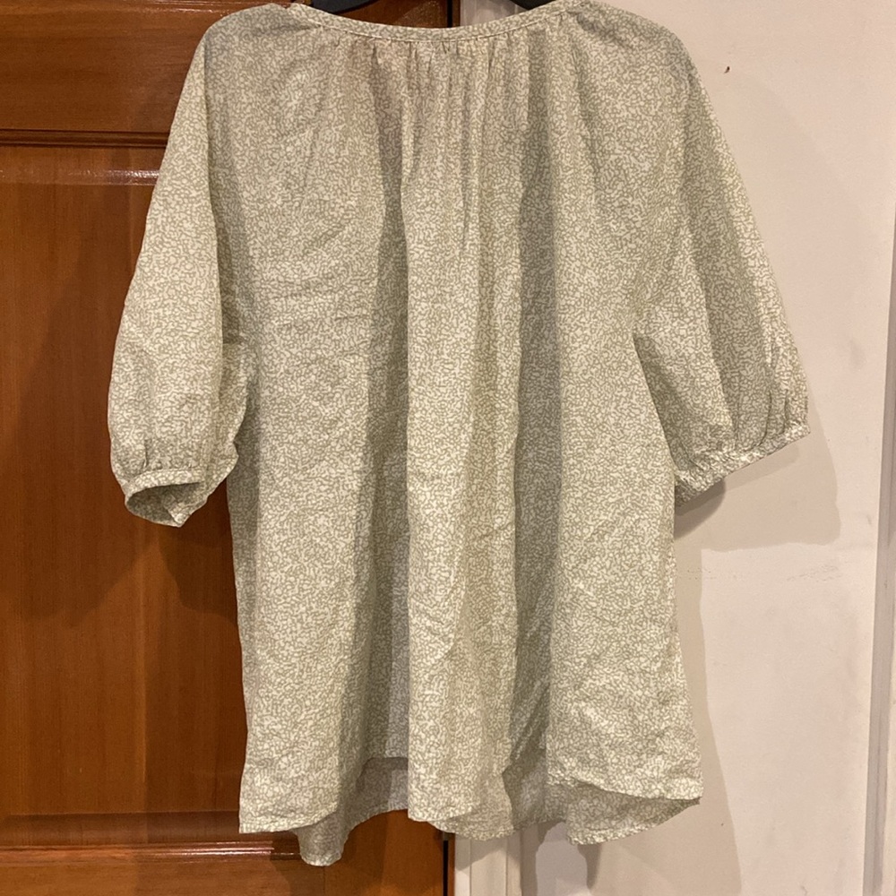 EUC! Women’s size XL, Universal Thread button up green and white blouse! - Picture 4 of 4